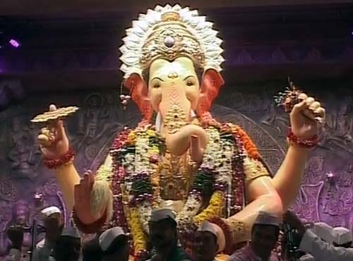 अगले बरस तू जल्‍दी आ... | ऐश्‍वर्या ने की गणपति की पूजा