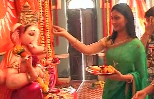 गणेशोत्‍सव के रंग में रंगे बॉलीवुड सितारे | गणेश-पूजा की धूम