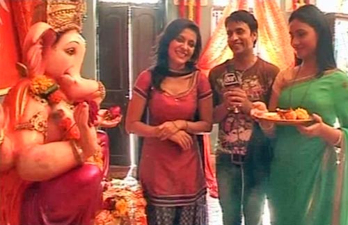 गणेशोत्‍सव के रंग में रंगे बॉलीवुड सितारे | गणेश-पूजा की धूम