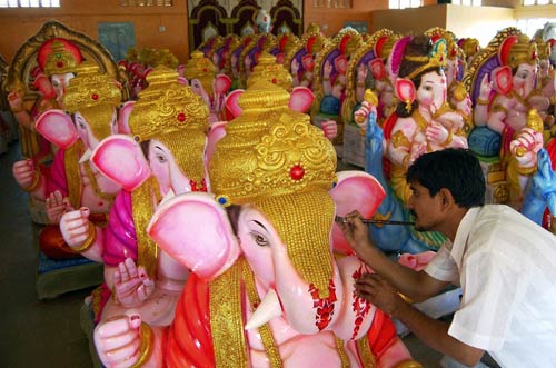 गणेशोत्‍सव की धूम में भक्‍तगण मग्‍न |  मंत्र करेंगे बेड़ा पार