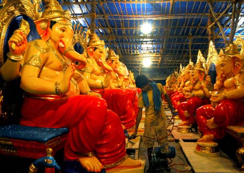 गणेशोत्‍सव की धूम में भक्‍तगण मग्‍न |  मंत्र करेंगे बेड़ा पार