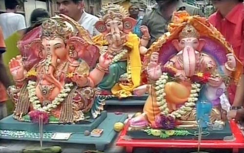 गणेशोत्‍सव के रंग में रंगे बॉलीवुड सितारे | गणेश-पूजा की धूम