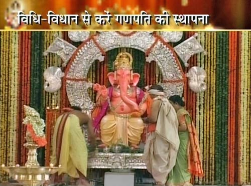 गणेशोत्‍सव के रंग में रंगे बॉलीवुड सितारे | गणेश-पूजा की धूम