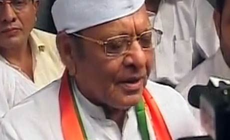 अनशन की राजनीति पर बैठे मोदी और वाघेला