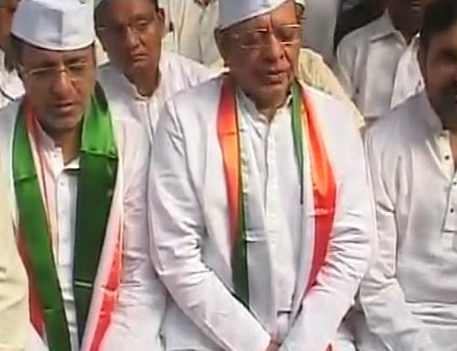 अनशन की राजनीति पर बैठे मोदी और वाघेला