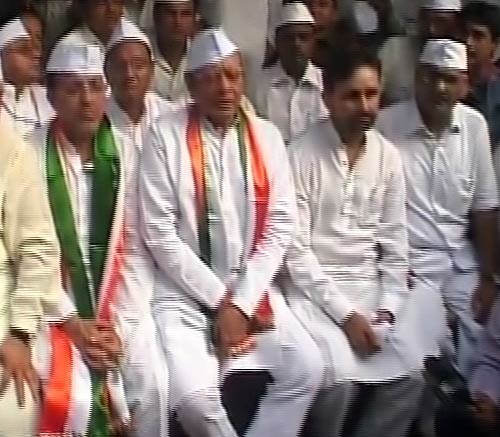 अनशन की राजनीति पर बैठे मोदी और वाघेला