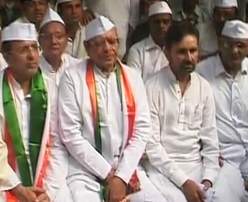 अनशन की राजनीति पर बैठे मोदी और वाघेला