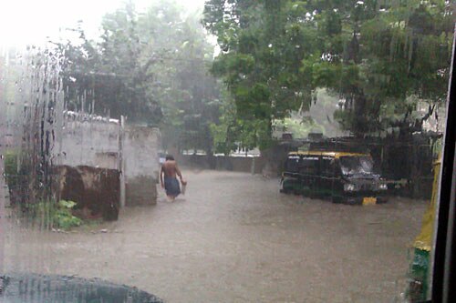 दिल्‍ली में भारी बारिश, तालाब में तब्‍दील हुई सड़कें | पढ़ें