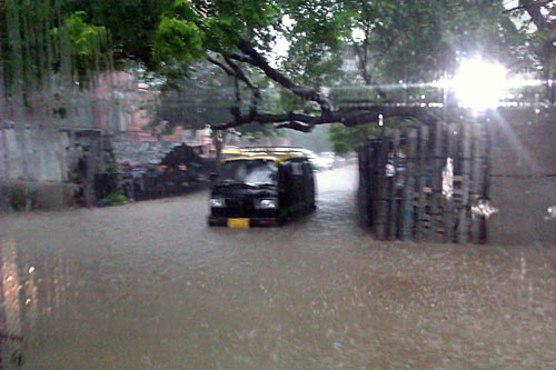 दिल्‍ली में भारी बारिश, तालाब में तब्‍दील हुई सड़कें | पढ़ें