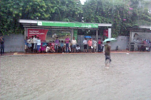 दिल्‍ली में भारी बारिश, तालाब में तब्‍दील हुई सड़कें | पढ़ें