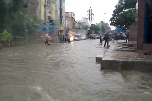 दिल्‍ली में भारी बारिश, तालाब में तब्‍दील हुई सड़कें | पढ़ें