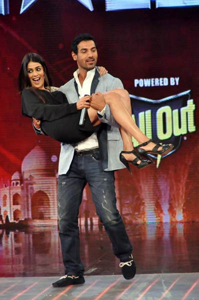 'फोर्स' का प्रचार करते जॉन-जेनेलिया | बिना मेकअप अभिनेत्रियां