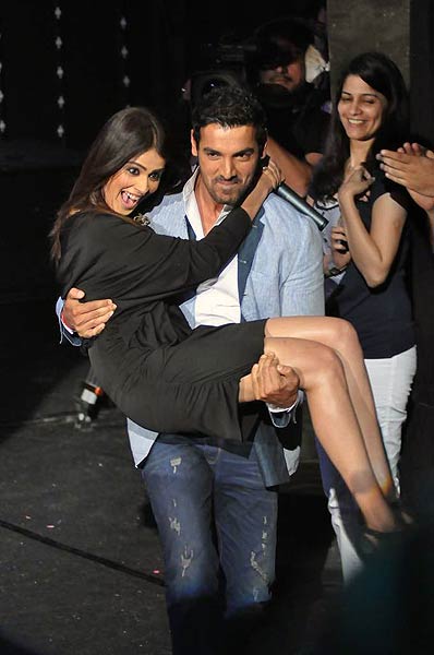 'फोर्स' का प्रचार करते जॉन-जेनेलिया | बिना मेकअप अभिनेत्रियां