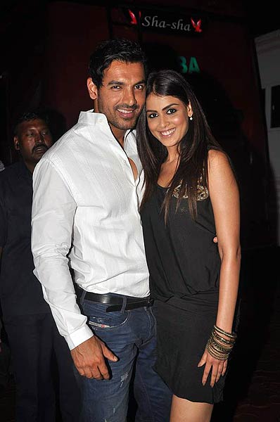 'फोर्स' का प्रचार करते जॉन-जेनेलिया | बिना मेकअप अभिनेत्रियां