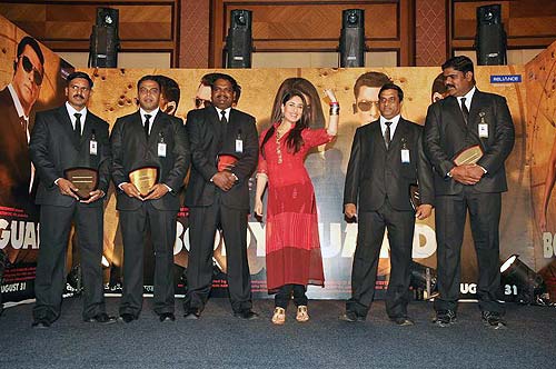 समारोह में करीना ने बिखेरी चमक  | 'बीइंग ह्यूमन' में सलमान