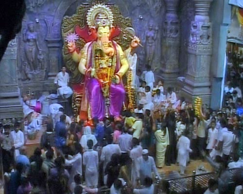 गणेशोत्‍सव के रंग में रंगे बॉलीवुड सितारे | गणेश-पूजा की धूम