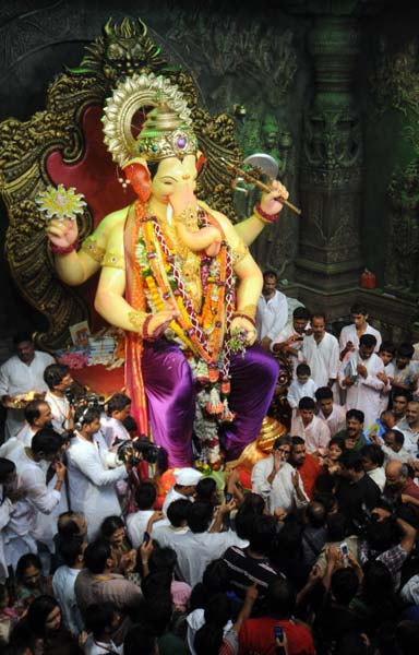 अगले बरस तू जल्‍दी आ... | ऐश्‍वर्या ने की गणपति की पूजा