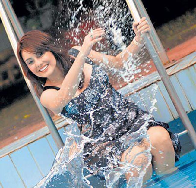 बॉलीवुड सुंदरी मिनीषा लांबा की अनदेखी तस्‍वीरें | स्विमसूट में जलपर