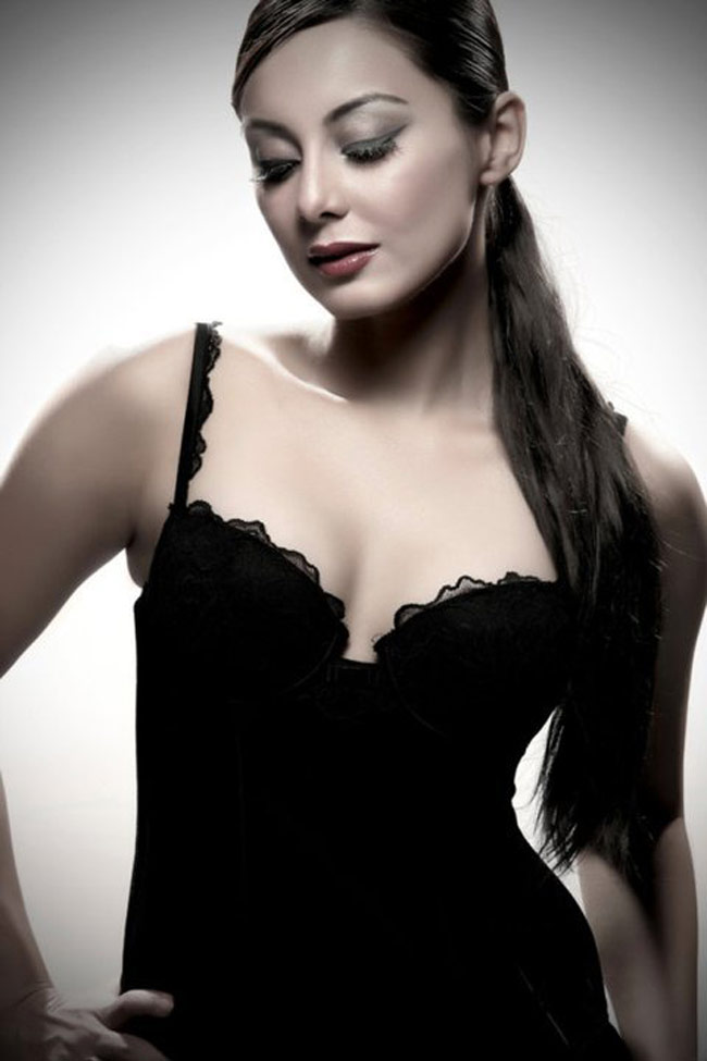 बॉलीवुड सुंदरी मिनीषा लांबा की अनदेखी तस्‍वीरें | स्विमसूट में जलपर