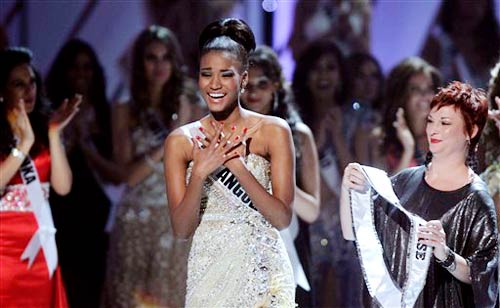 लेइला लोप्स के सिर सजा मिस यूनीवर्स 2011 का ताज