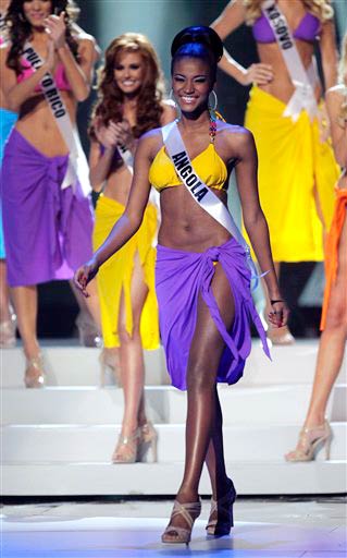 लेइला लोप्स के सिर सजा मिस यूनीवर्स 2011 का ताज