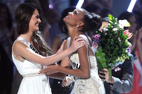 लेइला लोप्स के सिर सजा मिस यूनीवर्स 2011 का ताज