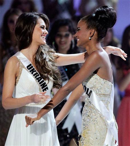 लेइला लोप्स के सिर सजा मिस यूनीवर्स 2011 का ताज