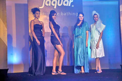 रैंप पर नेहा धूपिया के जलवे...| रैंप पर सितारे