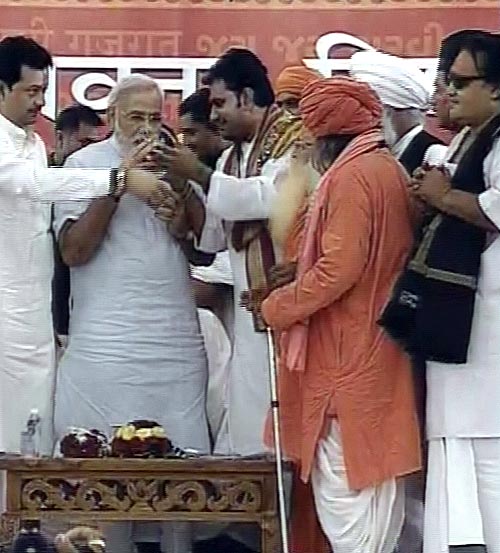 तस्‍वीरों में देखें मोदी ने कैसे तोड़ा अनशन