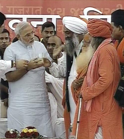 तस्‍वीरों में देखें मोदी ने कैसे तोड़ा अनशन