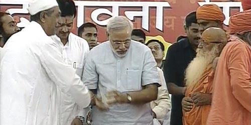 तस्‍वीरों में देखें मोदी ने कैसे तोड़ा अनशन