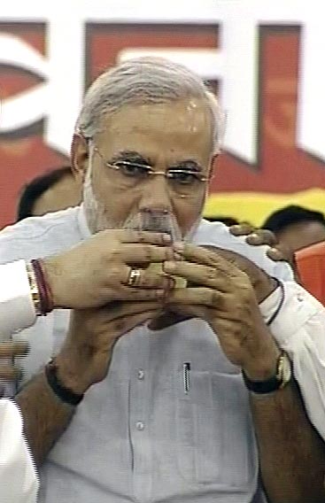 तस्‍वीरों में देखें मोदी ने कैसे तोड़ा अनशन