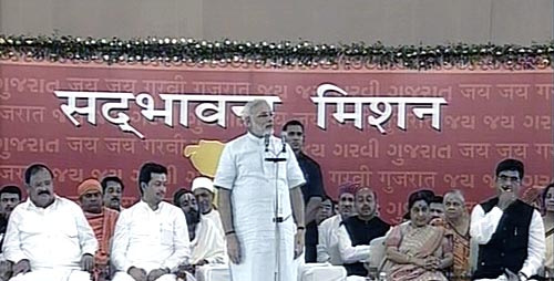 तस्‍वीरों में देखें मोदी ने कैसे तोड़ा अनशन