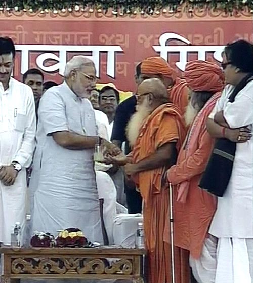 तस्‍वीरों में देखें मोदी ने कैसे तोड़ा अनशन