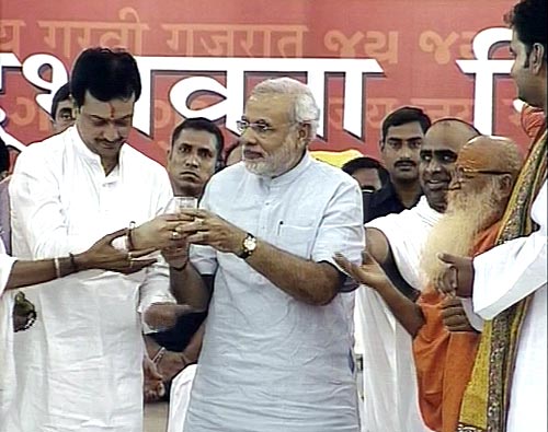 तस्‍वीरों में देखें मोदी ने कैसे तोड़ा अनशन