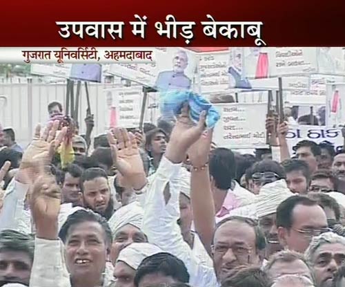 तस्‍वीरों में मोदी के उपवास का दूसरा दिन