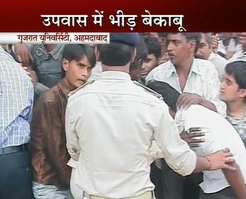 तस्‍वीरों में मोदी के उपवास का दूसरा दिन