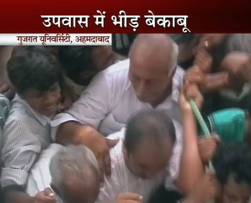 तस्‍वीरों में मोदी के उपवास का दूसरा दिन