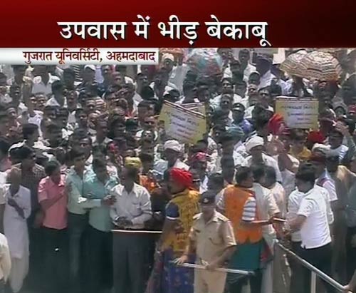 तस्‍वीरों में मोदी के उपवास का दूसरा दिन