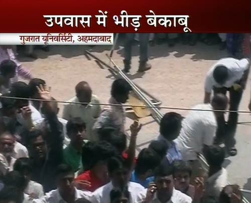 तस्‍वीरों में मोदी के उपवास का दूसरा दिन