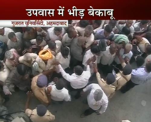 तस्‍वीरों में मोदी के उपवास का दूसरा दिन