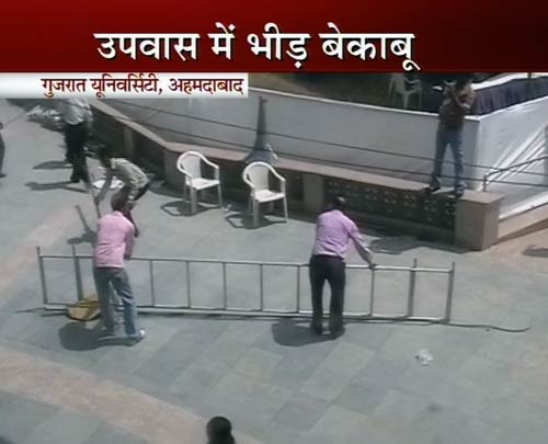 तस्‍वीरों में मोदी के उपवास का दूसरा दिन