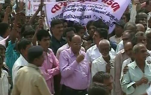 तस्‍वीरों में मोदी के उपवास का दूसरा दिन