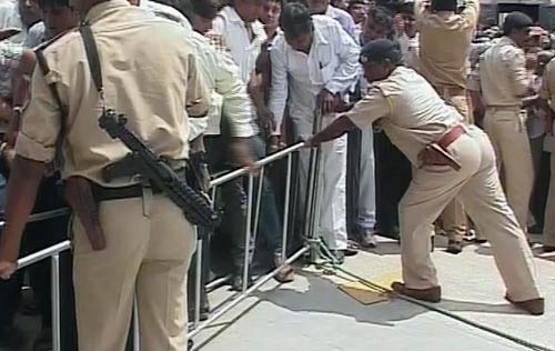 तस्‍वीरों में मोदी के उपवास का दूसरा दिन