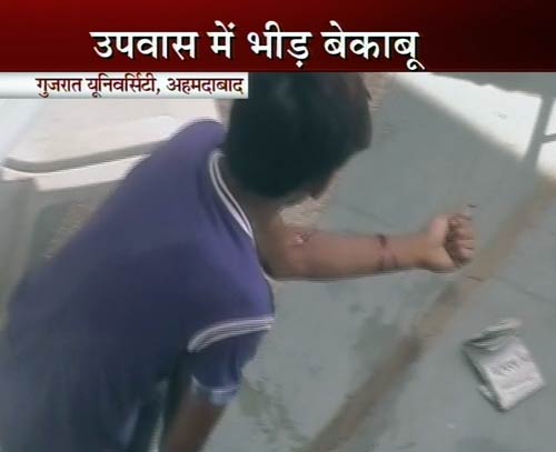 तस्‍वीरों में मोदी के उपवास का दूसरा दिन