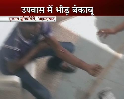 तस्‍वीरों में मोदी के उपवास का दूसरा दिन