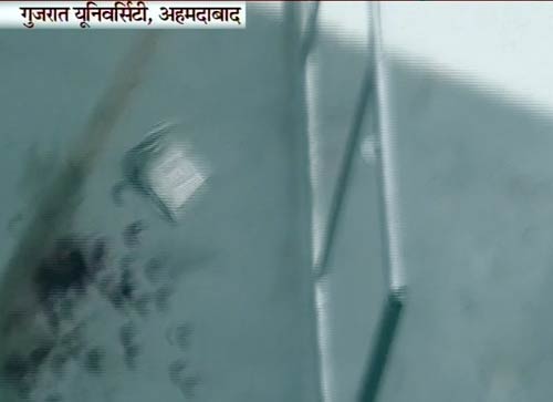 तस्‍वीरों में मोदी के उपवास का दूसरा दिन