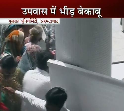 तस्‍वीरों में मोदी के उपवास का दूसरा दिन