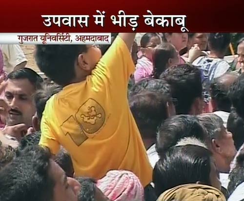 तस्‍वीरों में मोदी के उपवास का दूसरा दिन