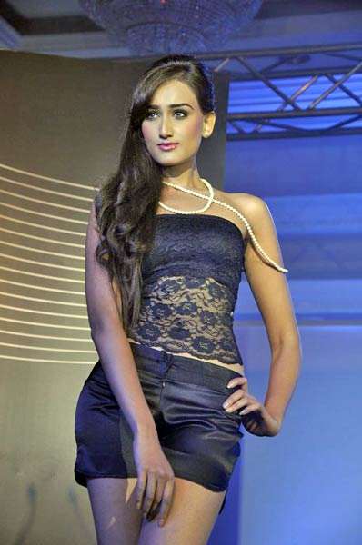 रैंप पर नेहा धूपिया के जलवे...| रैंप पर सितारे